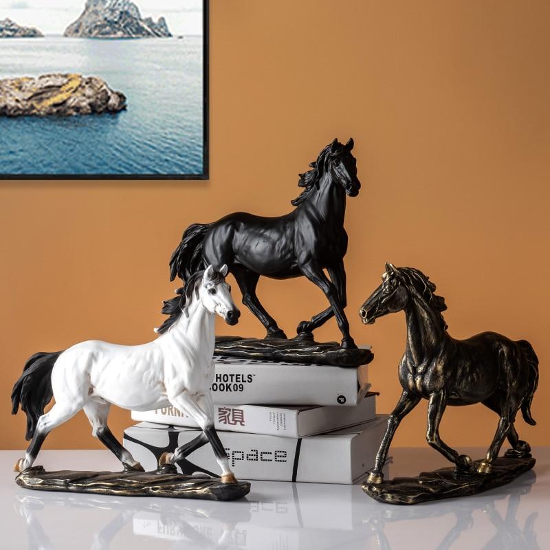 Estatueta Artesanal de Cavalo Vintage em Resina - Image 2